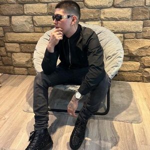 Meet your Posher, Javier